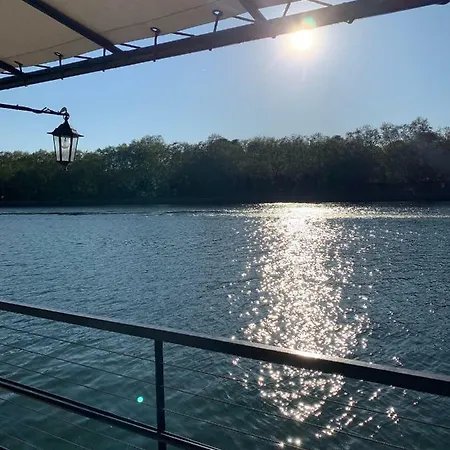 Péniche Sunflower Botel